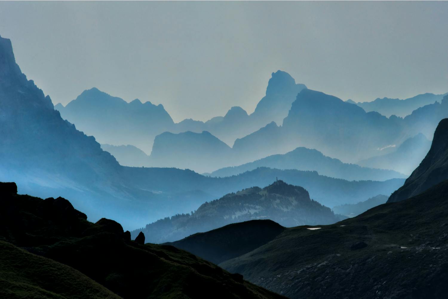 Bjerglandskab med mange lag.